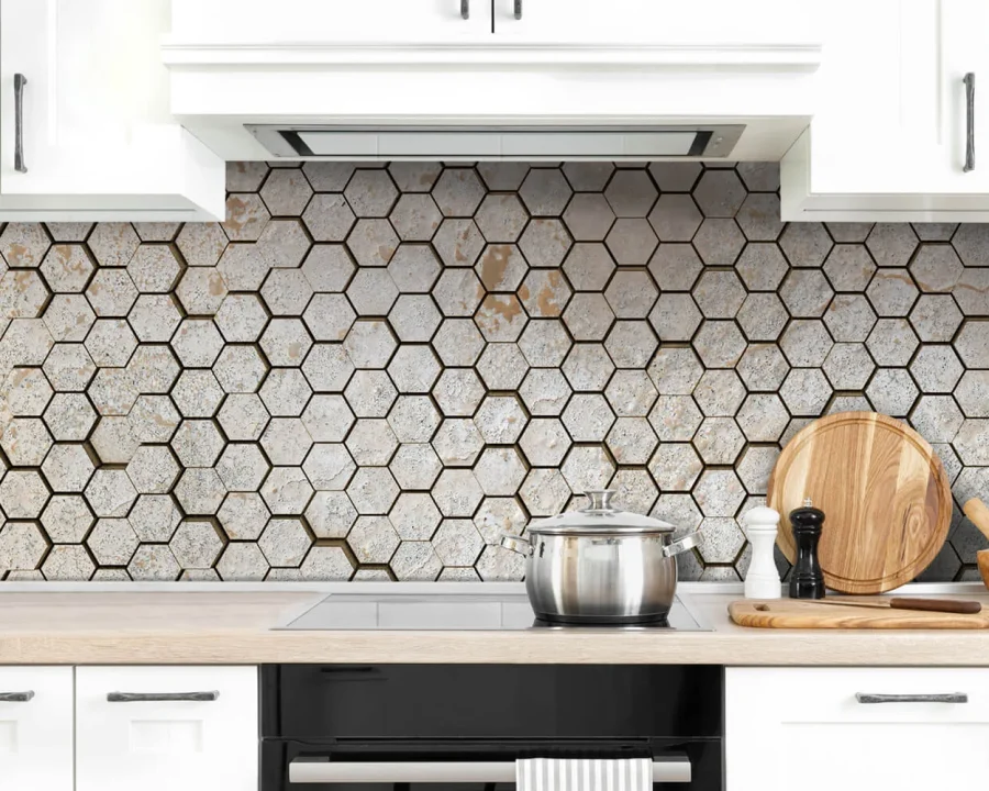 Hexagon marmerlook spatwand DW8626 met zeshoekige tegels in lichtgrijze marmertinten in witte keuken