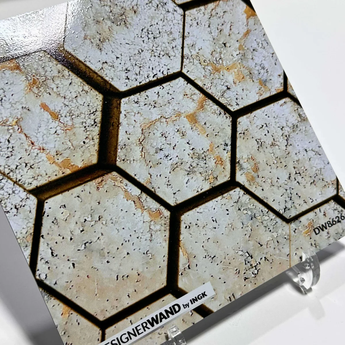Staaltje van hexagon marmerlook spatwand DW8626 met zeshoekige tegels in lichtgrijze en beige marmertinten.
