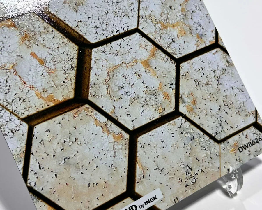 Staaltje van hexagon marmerlook spatwand DW8626 met zeshoekige tegels in lichtgrijze en beige marmertinten.