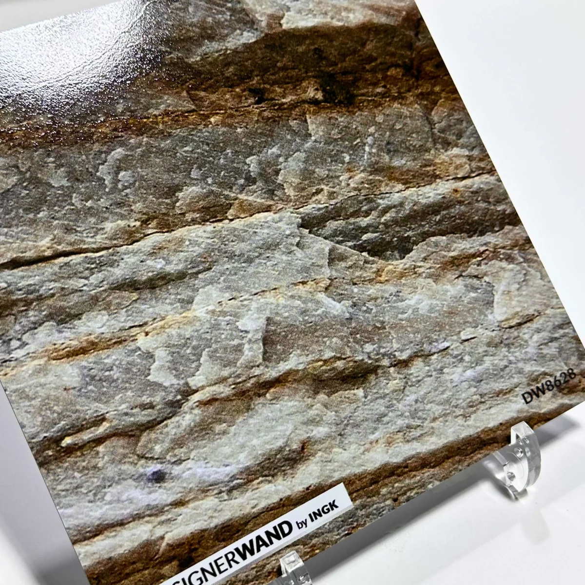 Staaltje van gelaagd gesteente spatwand DW8628 met horizontale rotslagen in grijze en bruine sedimenttinten.