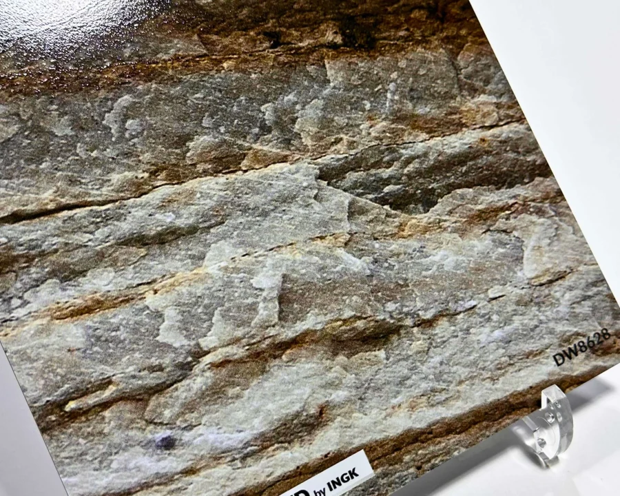 Staaltje van gelaagd gesteente spatwand DW8628 met horizontale rotslagen in grijze en bruine sedimenttinten.