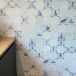 Keuken achterwand met Delfts blauw design, inclusief wateremmers en traditionele figuren