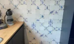 Keuken achterwand met Delfts blauw design, inclusief wateremmers en traditionele figuren