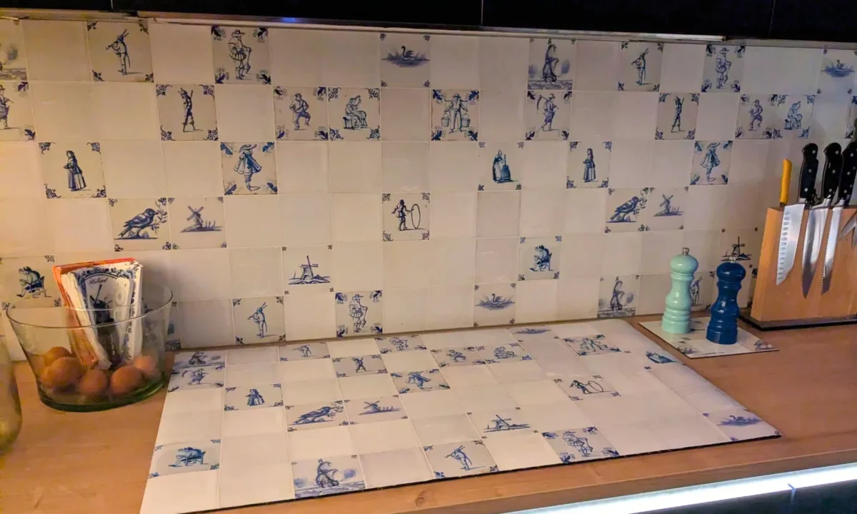 Delfts blauwe keuken achterwand met molentjes en figuurtjes – klantresultaat