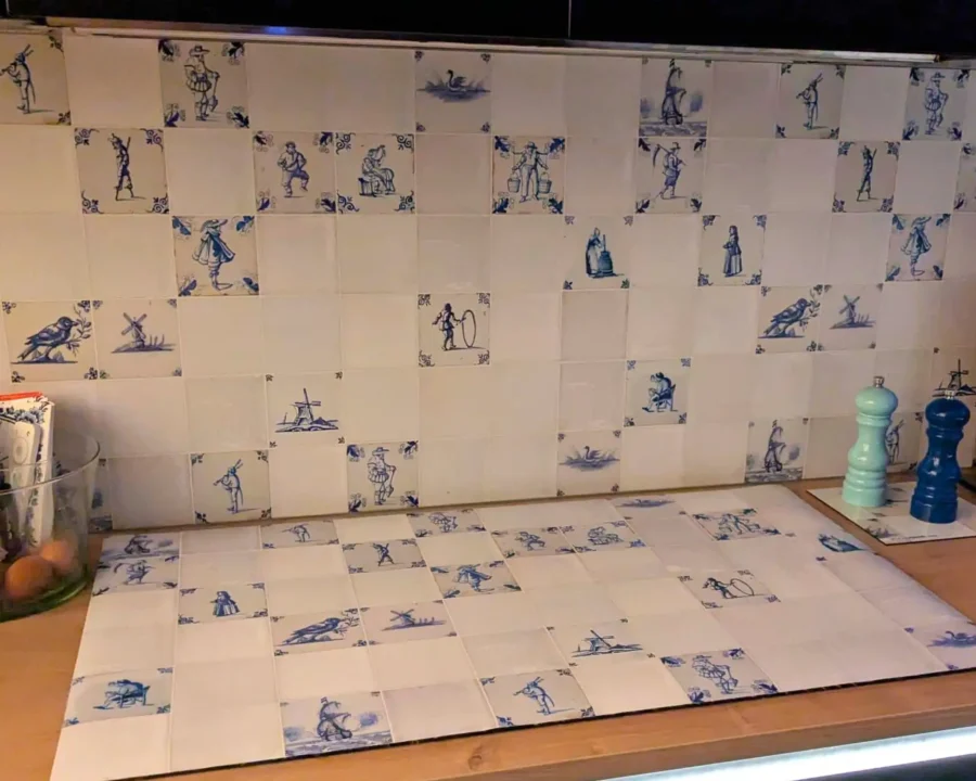 Delfts blauwe keuken achterwand met klassieke Hollandse figuurtjes en molentjes