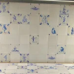 Detailfoto van Delfts blauwe keukenachterwand met grote en kleine tegels bij klant thuis