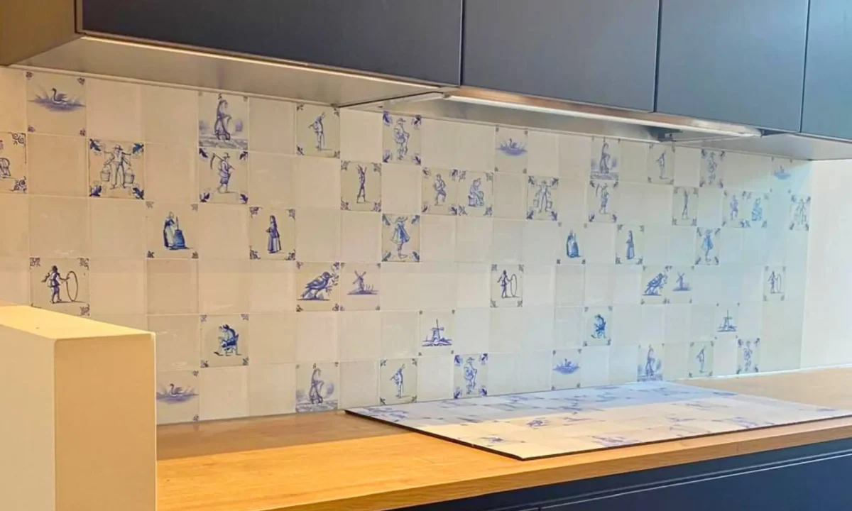 Moderne keuken met op maat gemaakte Delfts blauwe achterwand en bijpassend aanrechtblad