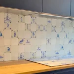 Moderne keuken met op maat gemaakte Delfts blauwe achterwand en bijpassend aanrechtblad