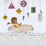 Dessin Let's Drive plat, een beertje in een auto met verkeersborden op witte baksteen