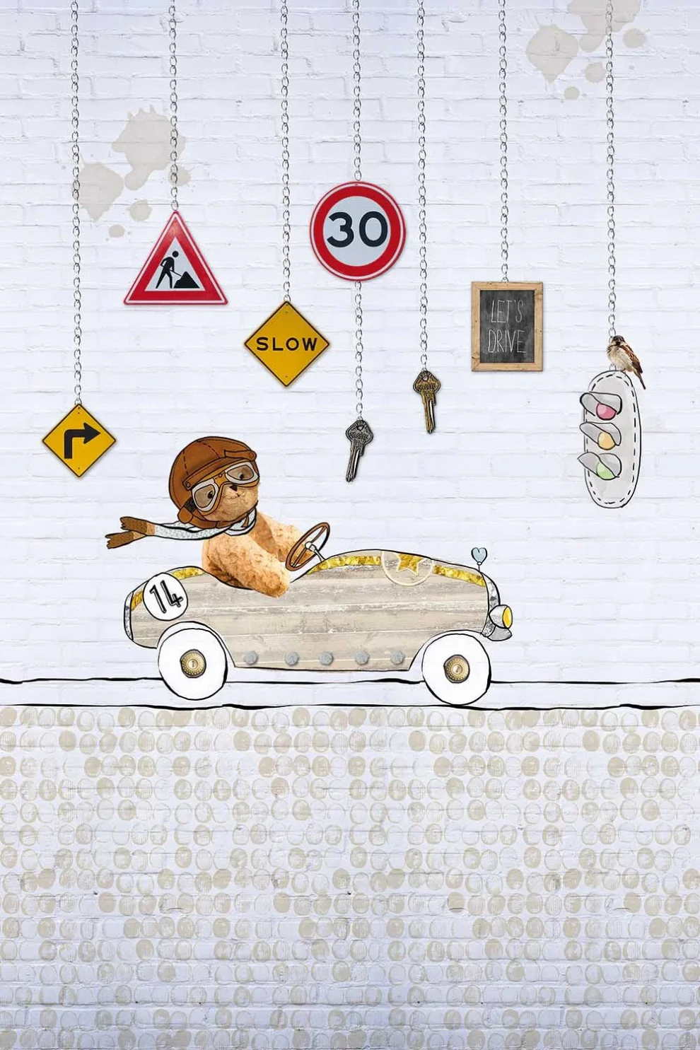 Dessin Let's Drive plat, een beertje in een auto met verkeersborden op witte baksteen