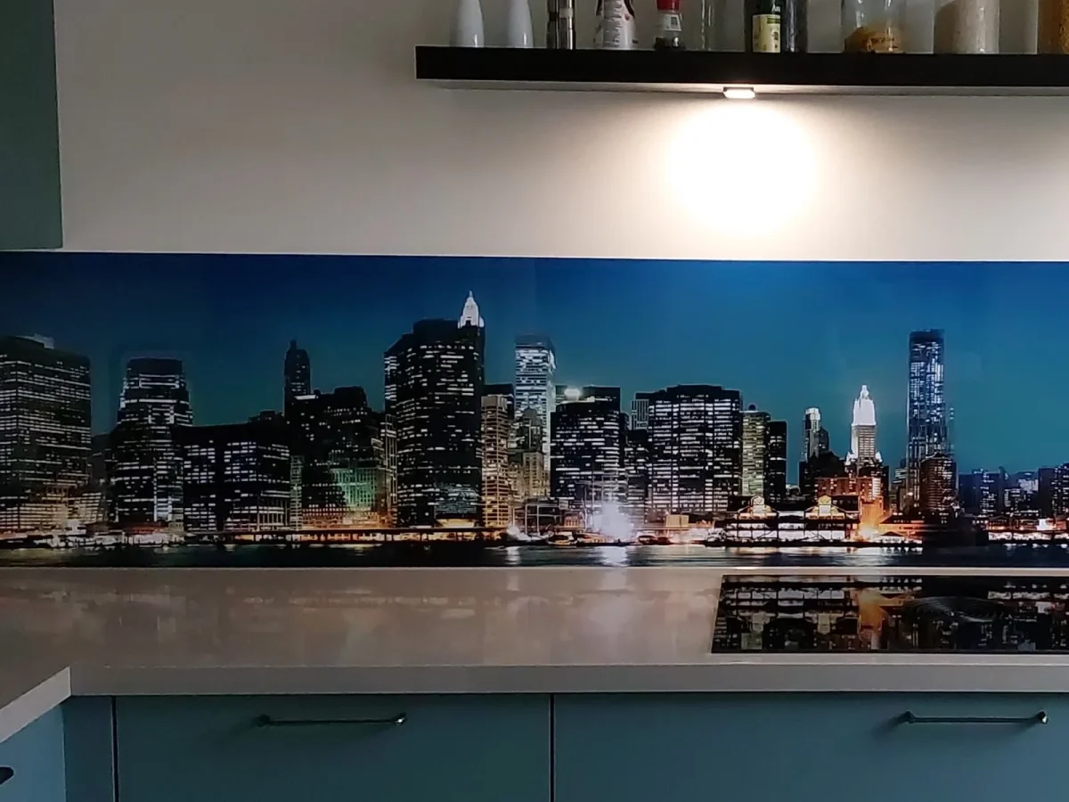 Cuisine avec crédence de la skyline de Lower Manhattan de nuit avec gratte-ciel illuminés et ciel bleu crépusculaire