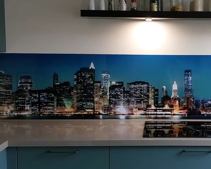 Keuken met spatwand van Lower Manhattan skyline bij nacht met verlichte wolkenkrabbers en blauwe avondlucht