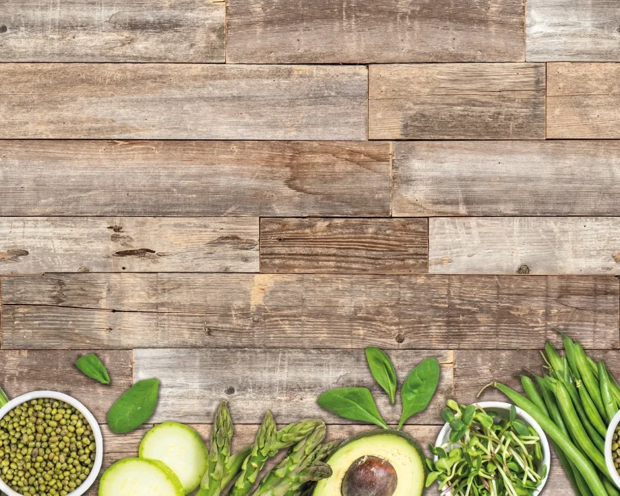 Frisches grünes Gemüse – Brokkoli, Avocado, Spargel und Erbsen – auf rustikalen Holzbrettern, Küchenrückwand-Design FW1011