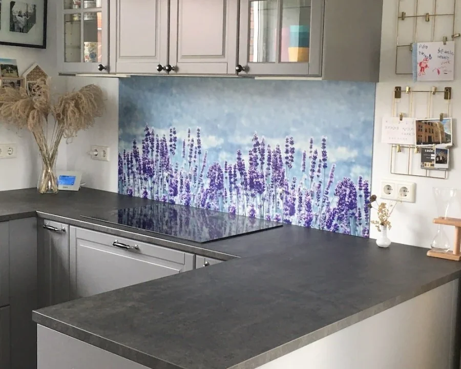 Lavendel spatwand FW1015 met paars lavendelveld tegen blauwe lucht in keuken met grijze fronten en donker werkblad