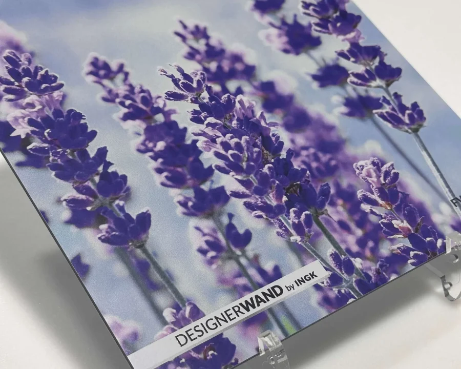 Muster der Lavendel-Küchenrückwand FW1015 mit lila Lavendelblüten vor blauem Himmel.