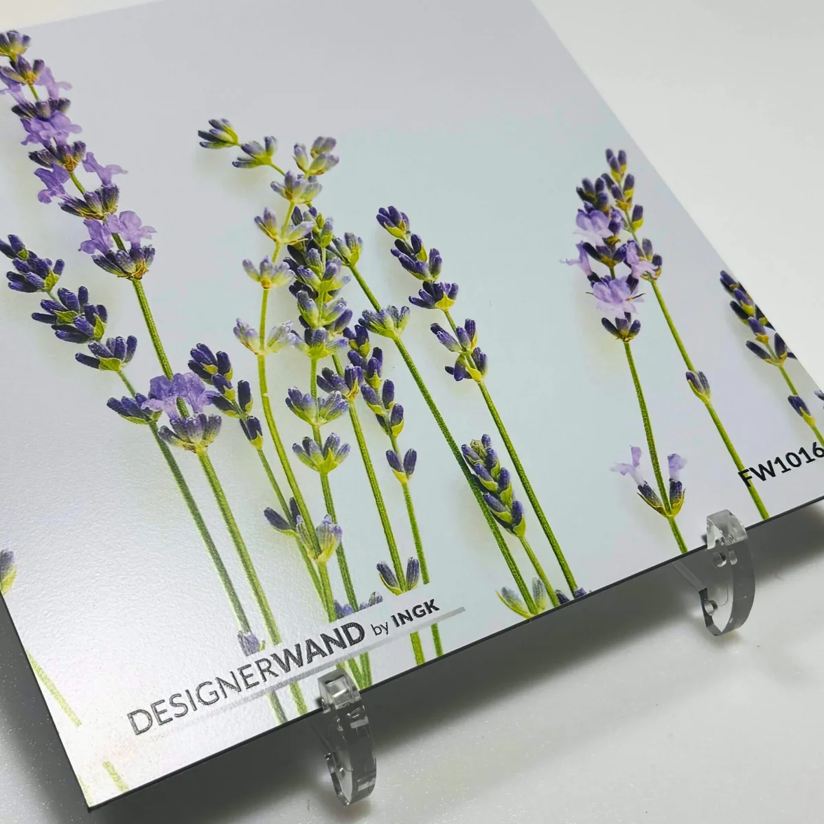 Échantillon de la crédence Lavande Apaisante FW1016 avec fines tiges de lavande violettes sur fond blanc.
