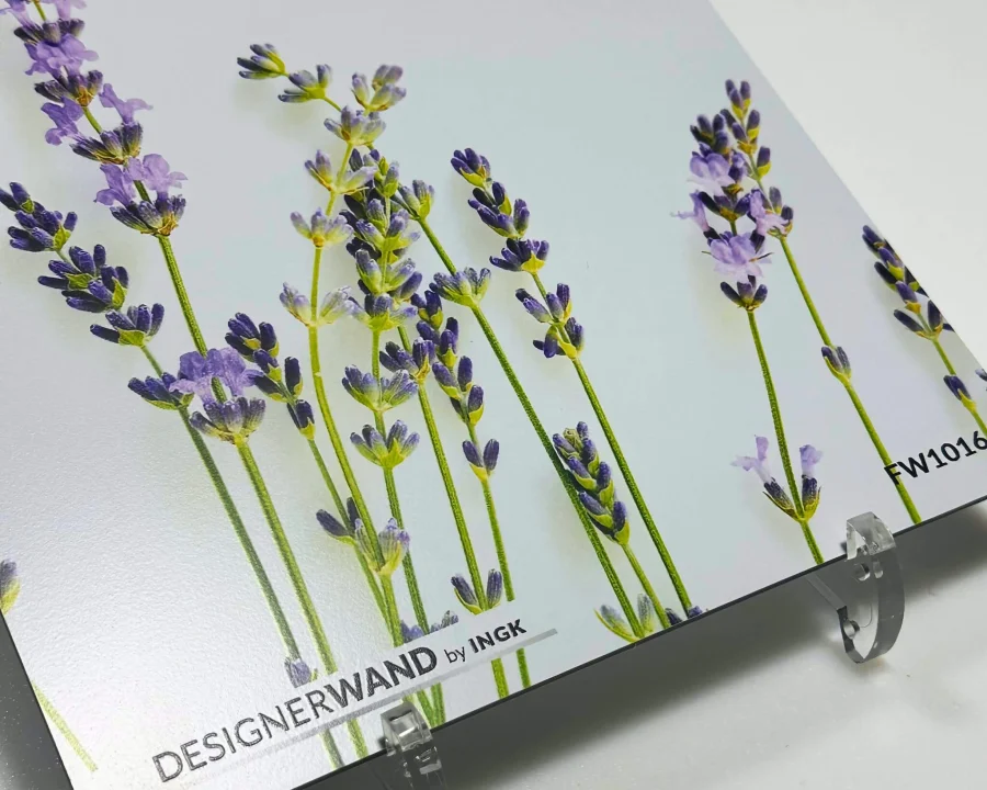 Muster der Beruhigender Lavendel Küchenrückwand FW1016 mit schlanken lila Lavendelstängeln auf weißem Hintergrund.