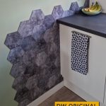 Spatwand hexagon afwerking naast de vaatwasser. Ideaal om blijvende vlekken te voorkomen op de muur.