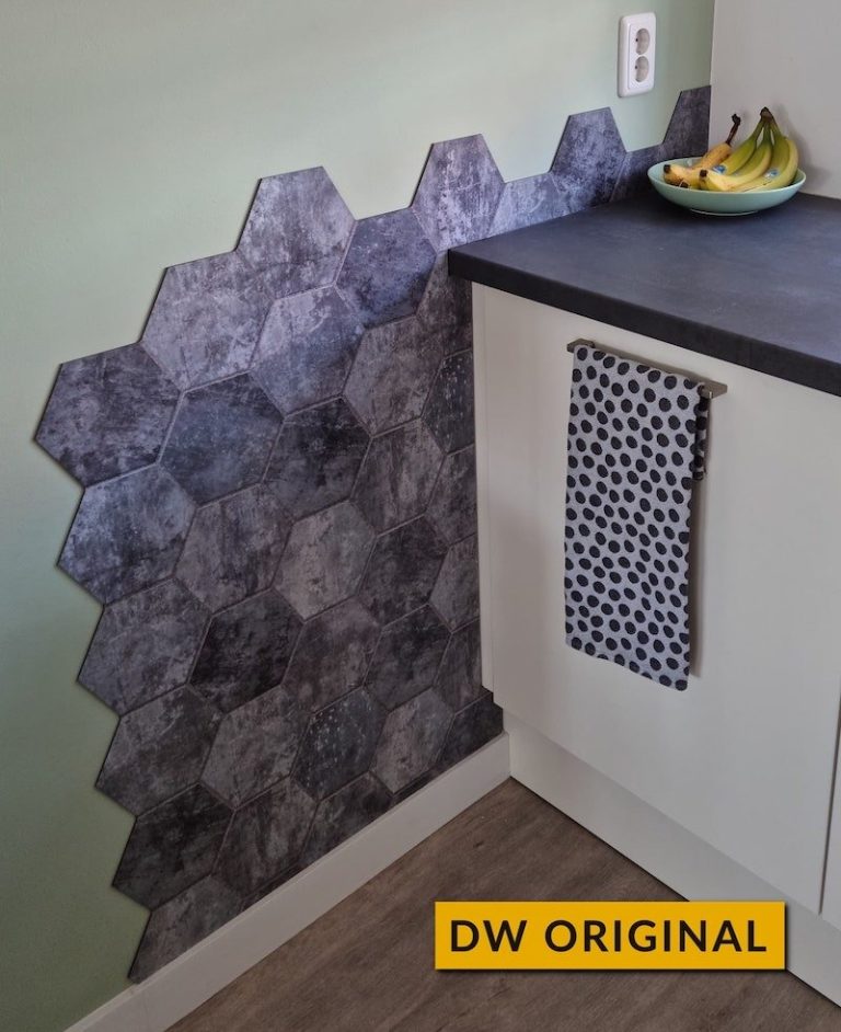 Spatwand hexagon afwerking naast de vaatwasser. Ideaal om blijvende vlekken te voorkomen op de muur.