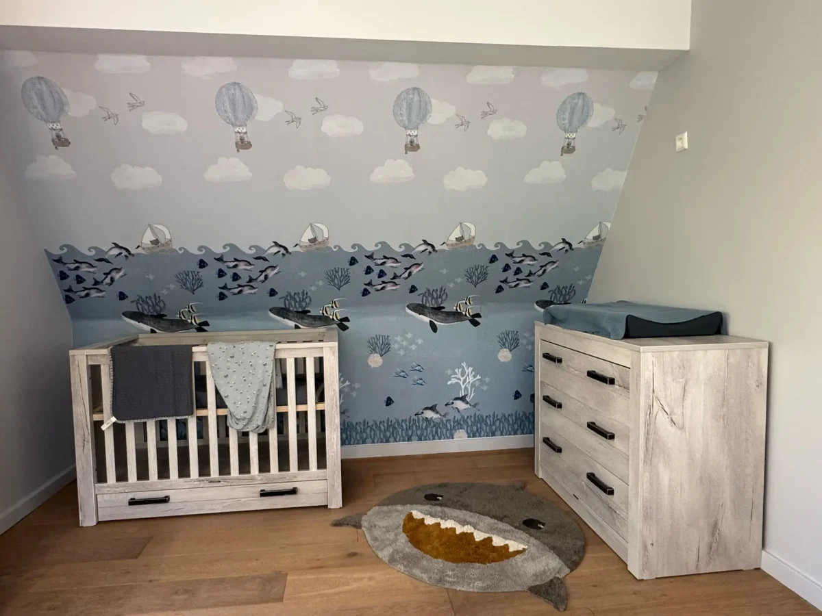 Kinderbehang met haaien in de babykamer.