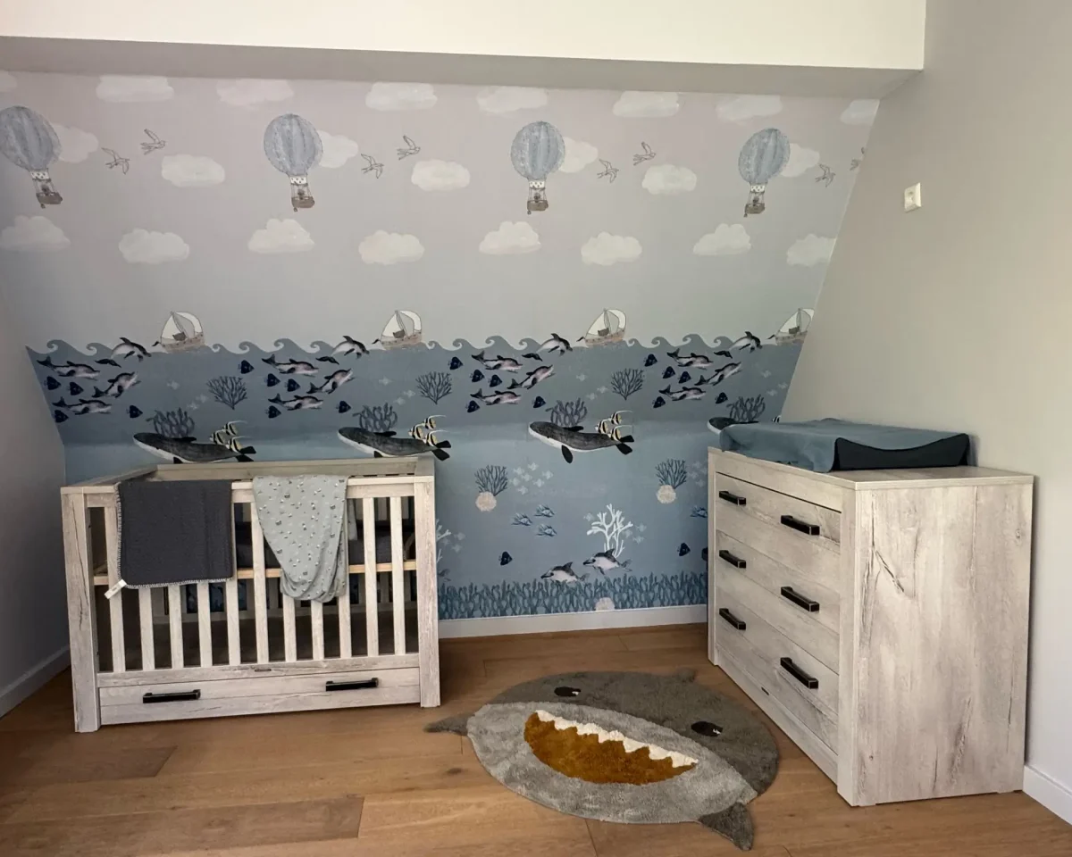 Kinderbehang met haaien in de babykamer.