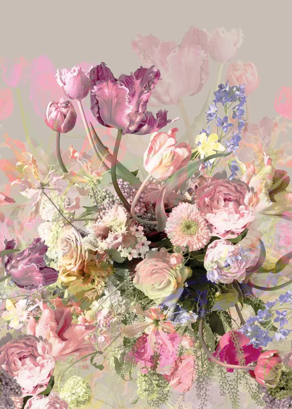 Het dessin plat weergegeven: een weelderig boeket tulpen en rozen in pastel op beige