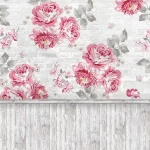 Das Muster flach dargestellt: rosa Rosen auf verwitterten weißen Brettern