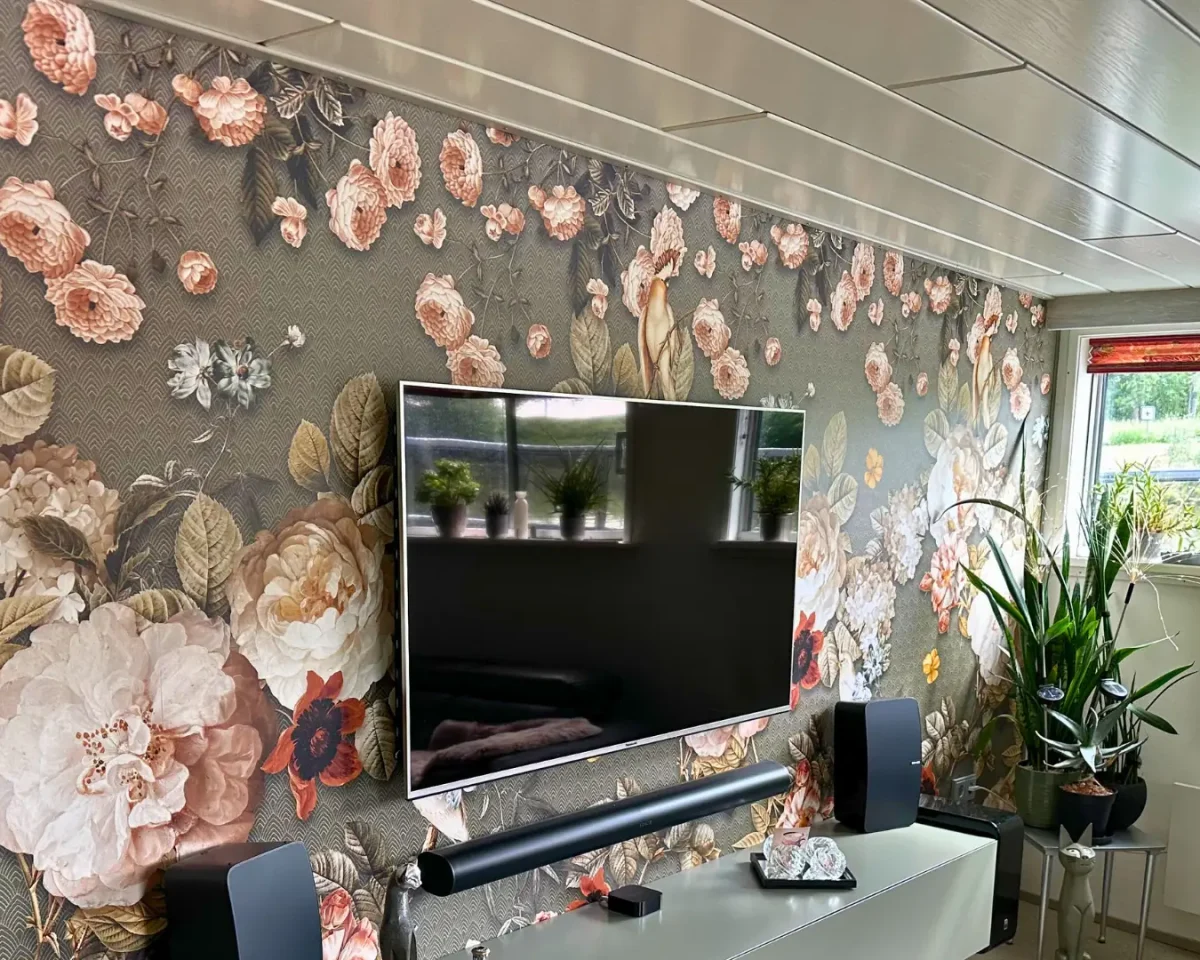 Behang INK7585 in de woonkamer achter de tv op de muur