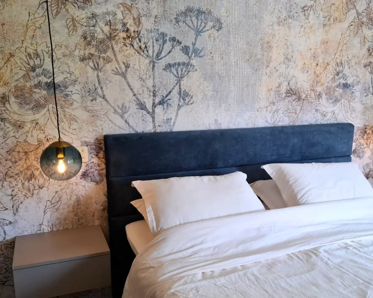 INGK Behang INK7745 geplakt in de slaapkamer op de muur