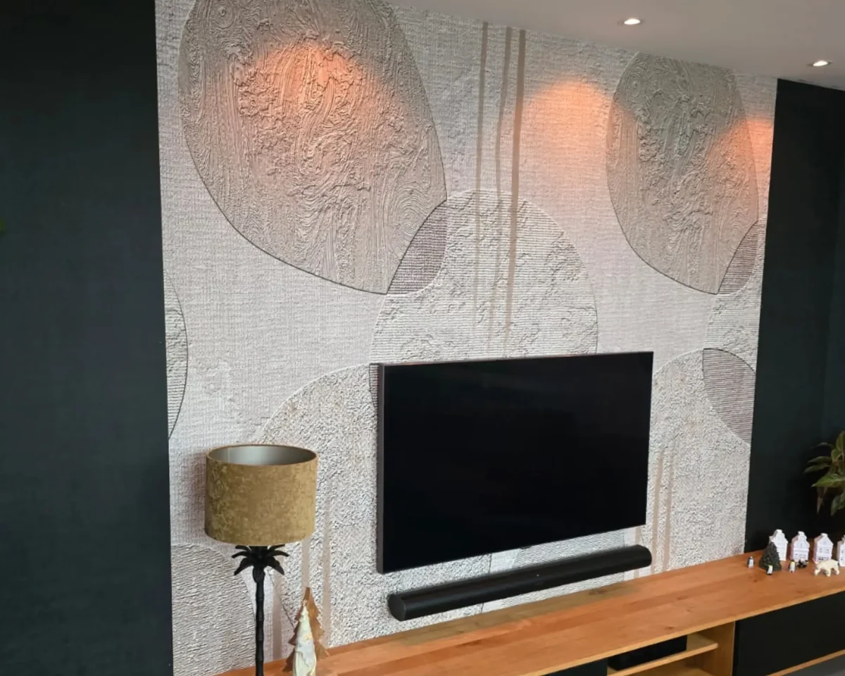 Boho behang achter de tv op de muur