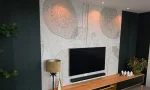 Boho behang achter de tv op de muur