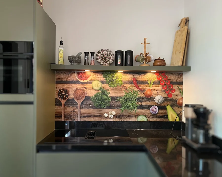 Keuken achterwand met houtlook en verse kruiden, pepers en specerijen DW4412