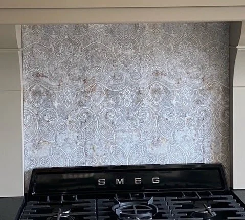 Cordoba Ornament Küchenrückwand DW7200 mit orientalischen Paisleymotiven auf grau-blauem verwittertem Betonhintergrund