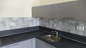 Spatwand over de tegels geplakt in de keuken