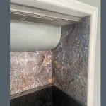 Accent op natuurlijke steenstructuur en diepte-effect.