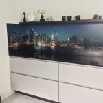 Moderne keuken met achterwand voorzien van de skyline van New York, inclusief het Empire State Building.