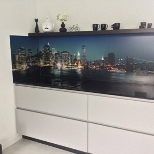 Moderne keuken met achterwand voorzien van de skyline van New York, inclusief het Empire State Building.