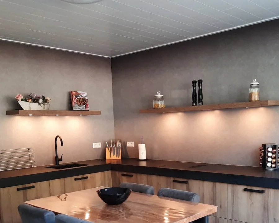 Ombre Sand spatwand DW8505 in warme zandgrijze tint in een keuken met houten fronten en donker werkblad