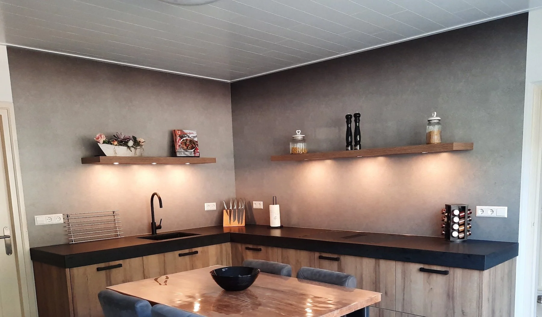 Ombre Sand backsplash DW8505 in warm sandy grey tone in a kitchen with wooden fronts and dark worktop