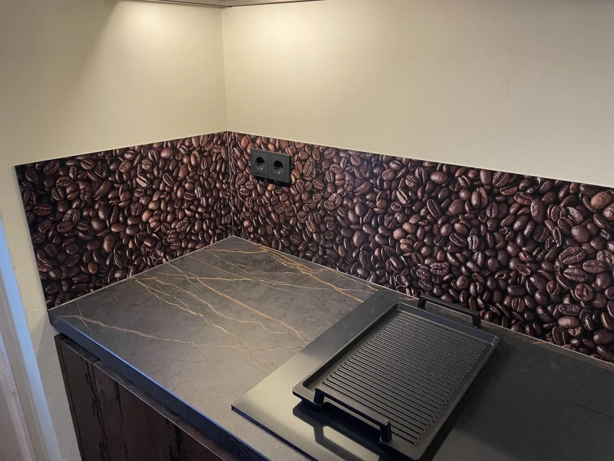 Fotorealistische Kaffeebohnen-Küchenrückwand in Eckaufstellung