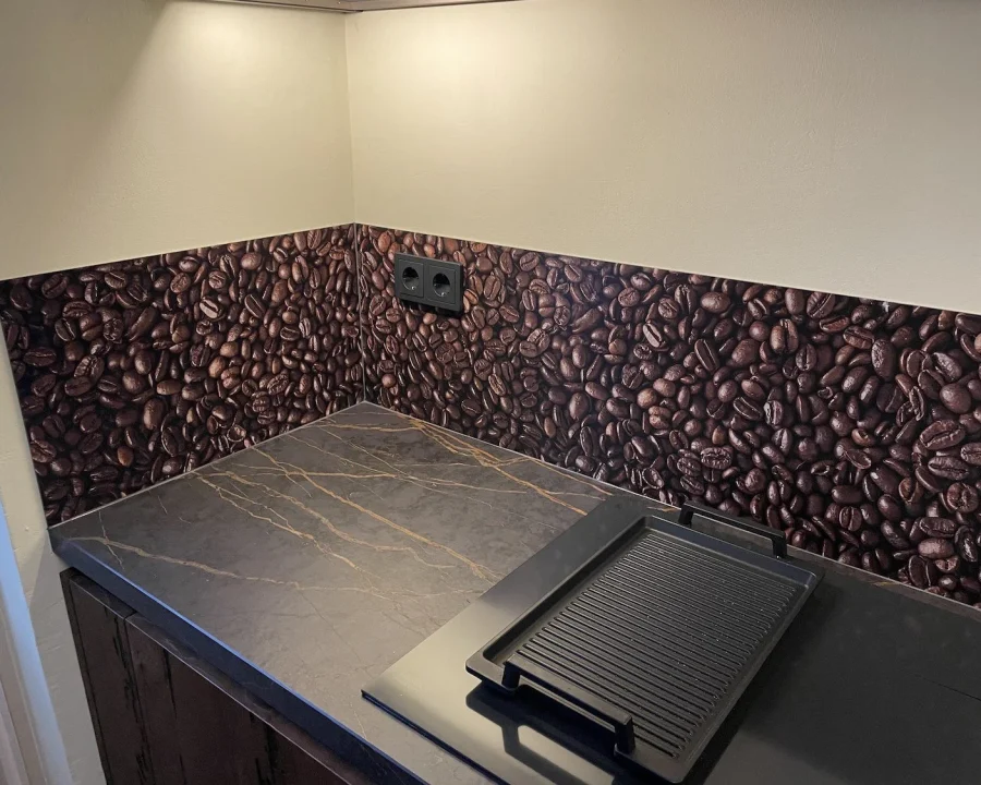 Fotorealistische koffiebonen spatwand in hoekopstelling keuken