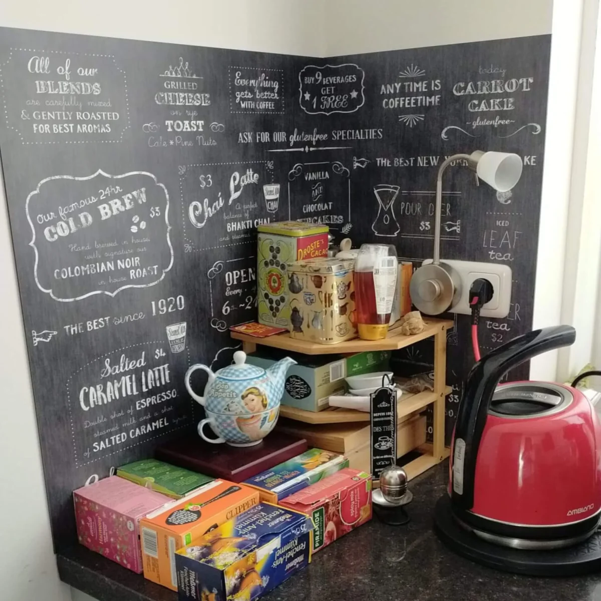 Koffie café menu spatwand DW6080 met handgeschreven koffierecepten op donkere achtergrond