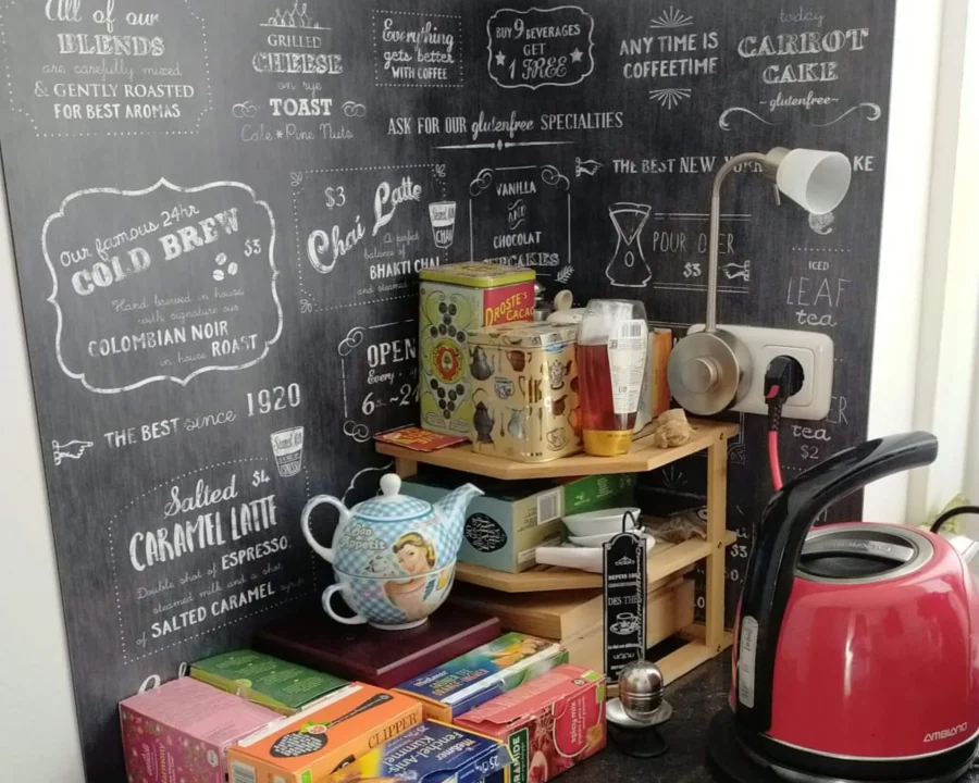 Koffie café menu spatwand DW6080 met handgeschreven koffierecepten op donkere achtergrond