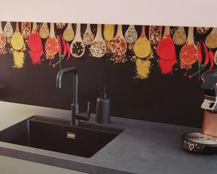 Kleurige kruiden spatwand FW1012 met houten lepels vol specerijen op donkere achtergrond in moderne keuken met donker werkblad
