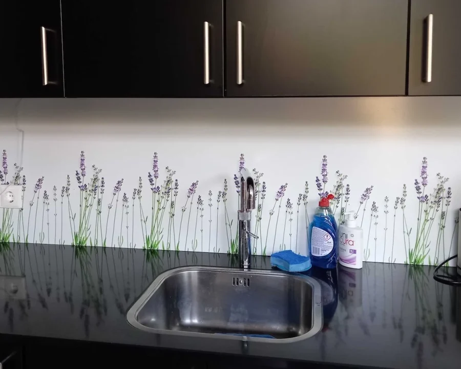 Beruhigender Lavendel Küchenrückwand FW1016 mit lila Lavendelstängeln auf weißem Hintergrund in dunkler Küche