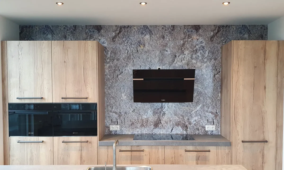 Volledige wandbekleding in rotsdesign voor een warme, natuurlijke uitstraling.