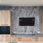 Volledige wandbekleding in rotsdesign voor een warme, natuurlijke uitstraling.