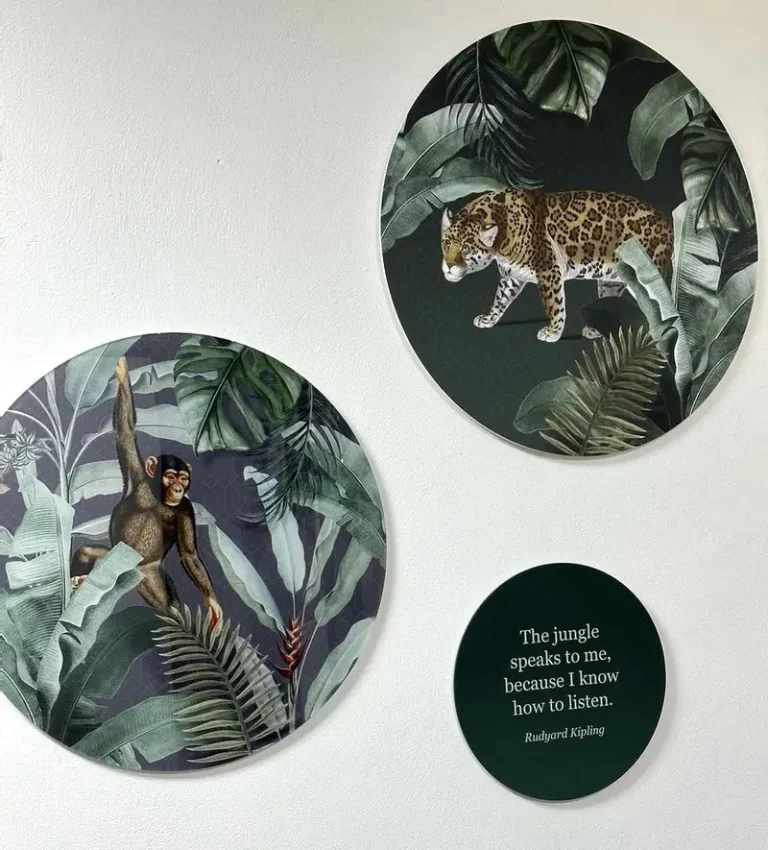 Drie muurcirkels met jungledieren en een tekstcirkel, samen op een witte wand