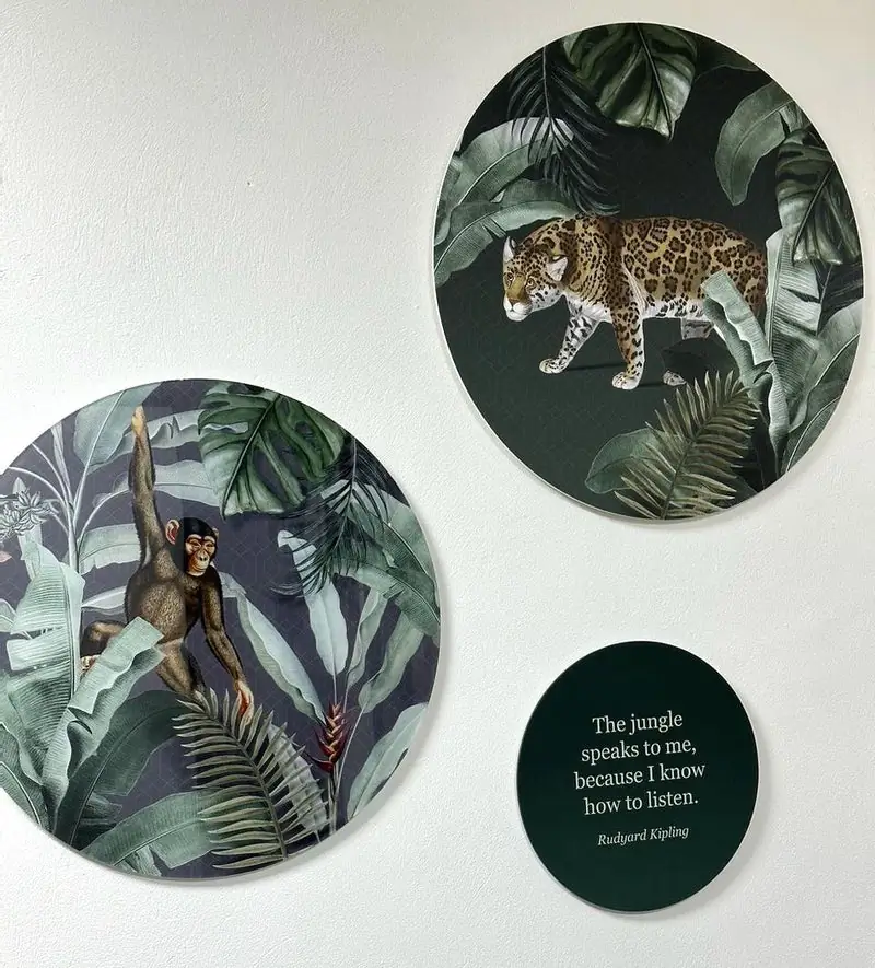 Drie muurcirkels met jungledieren en een tekstcirkel, samen op een witte wand