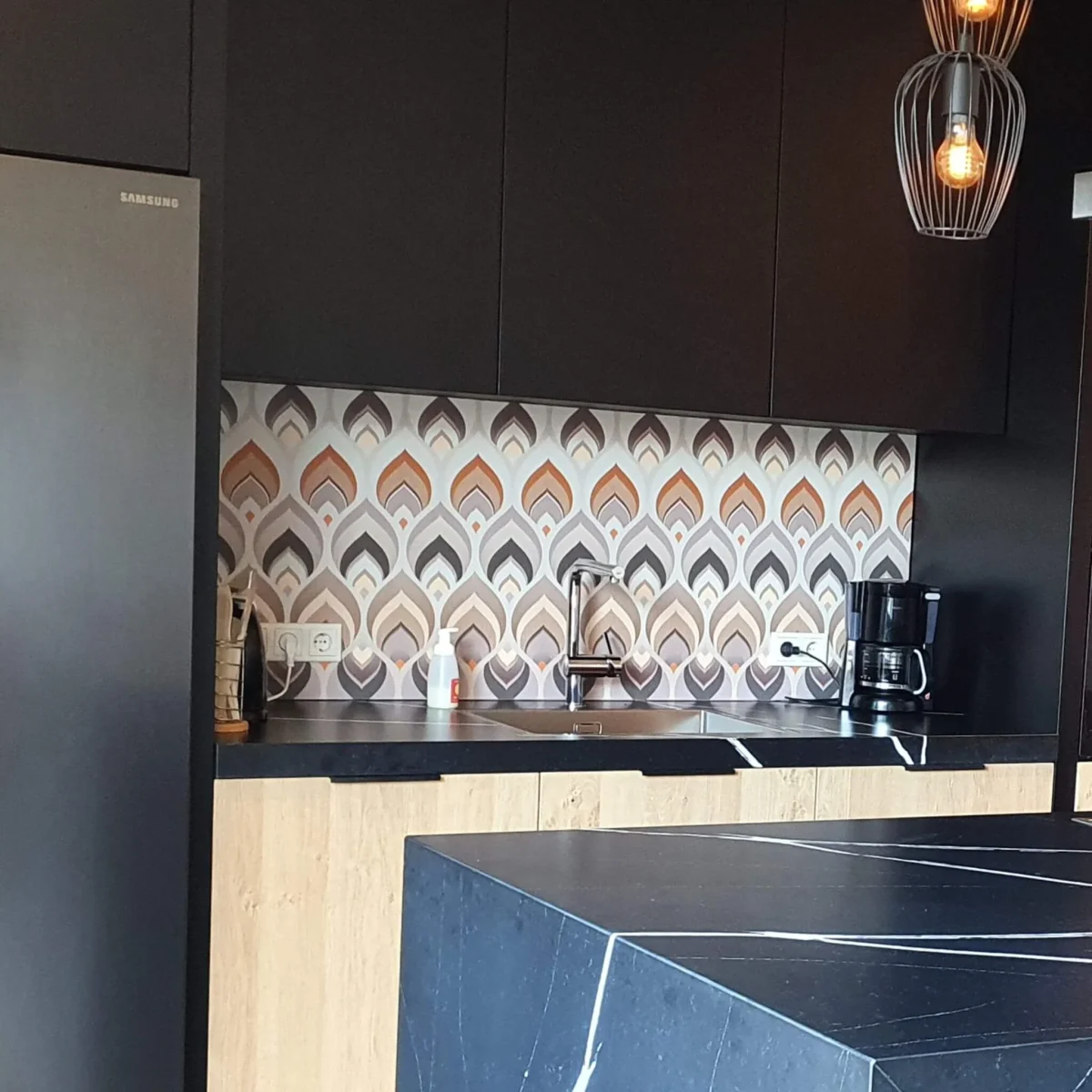 Retro Design spatwand DW7303 met pauwveermotief in bruine en oranje tinten gemonteerd in donkere keuken